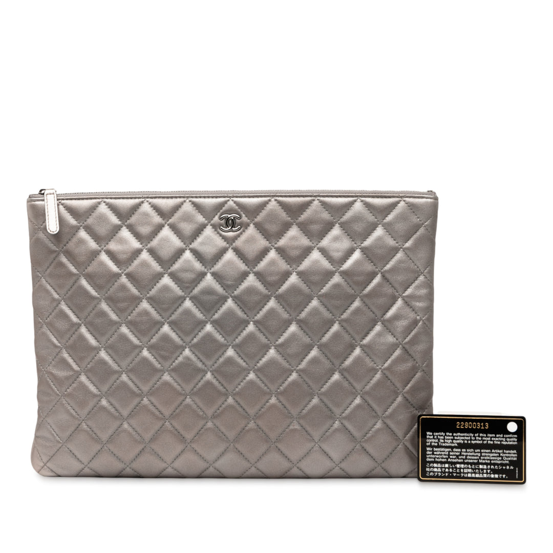 Chanel Large Quilted Métallisé Cuir d’agneau O Étui Pochette Argenté