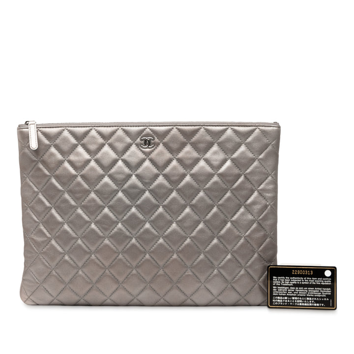 Chanel Large Quilted Métallisé Cuir d’agneau O Étui Pochette Argenté