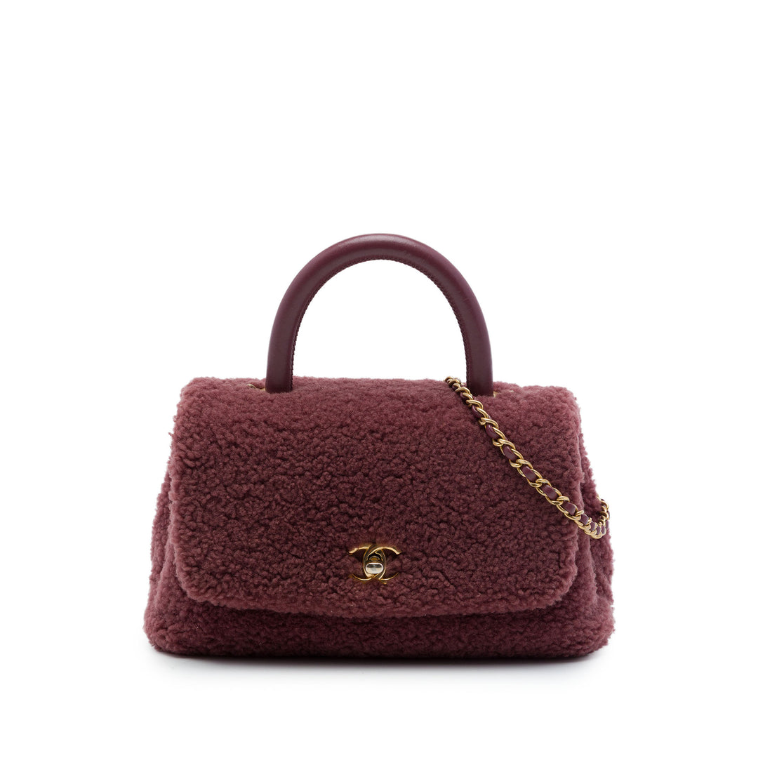 Chanel Shearling Coco sac à Petit Matière naturelle Rouge – vue principale – GABY PARIS