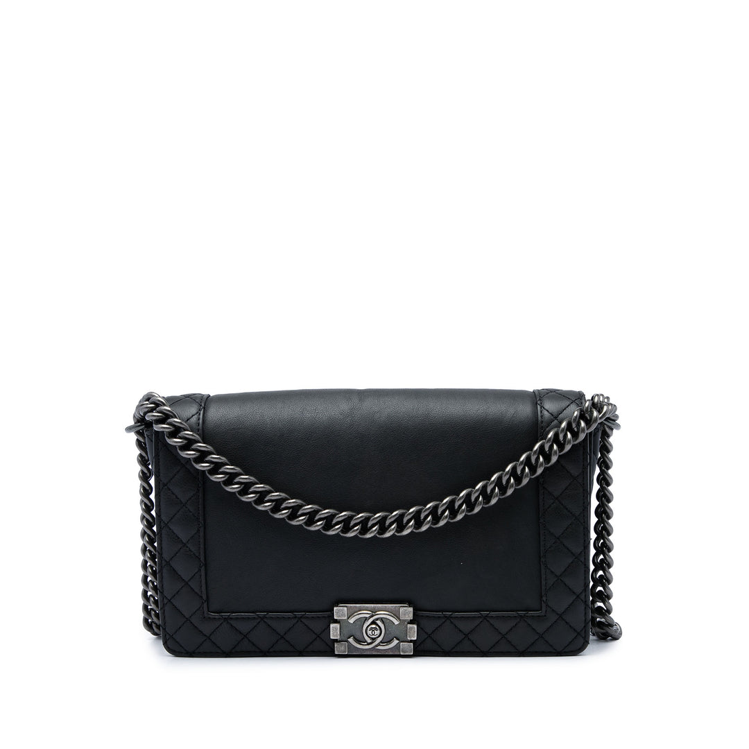 Chanel Sac bandoulière Boy Reverso à rabat Moyen Cuir d'agneau Noir – vue principale – GABY PARIS