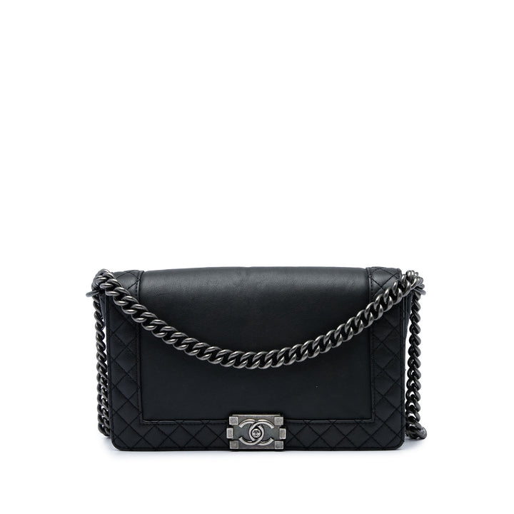 Chanel Sac bandoulière Boy Reverso à rabat Moyen Cuir d'agneau Noir – vue principale – GABY PARIS
