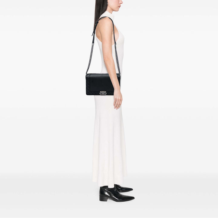 Chanel Sac bandoulière Boy Reverso à rabat Moyen Cuir d'agneau Noir – vue 5 – GABY PARIS