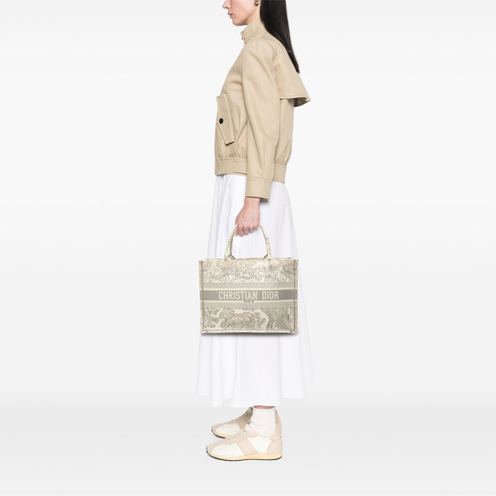 Dior Book Tote brodé Dioriviera De Jouy Moyen Gris – vue 6 – GABY PARIS