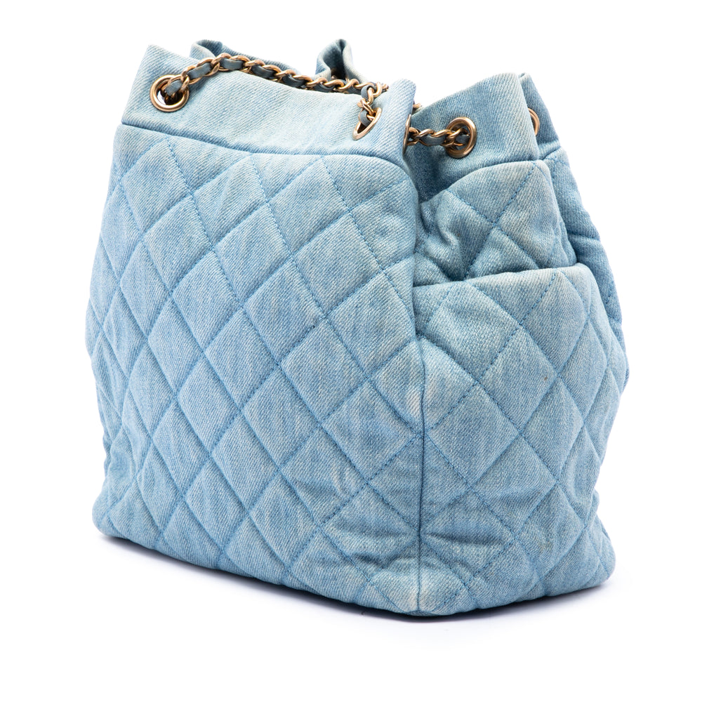 Chanel Matelassé Urban Spirit Sac seau Jean Bleu – vue 2 – GABY PARIS