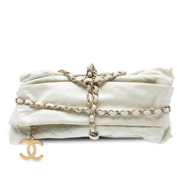 Chanel Quilted Cuir de veau Midnight Swim Baluchon Bag Blanc – GABY PARIS Authentique