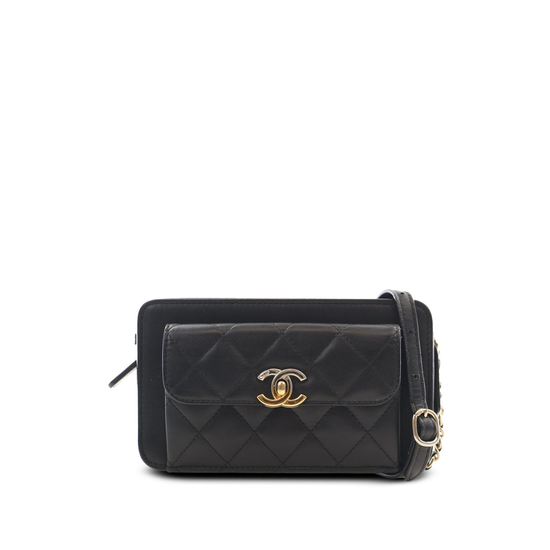 Chanel Pochette Matelassé Poche avant avec chaîne Cuir d'agneau Noir – vue principale – GABY PARIS