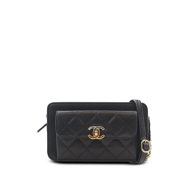 Chanel Pochette Matelassé Poche avant avec chaîne Cuir d'agneau Noir – vue principale – GABY PARIS