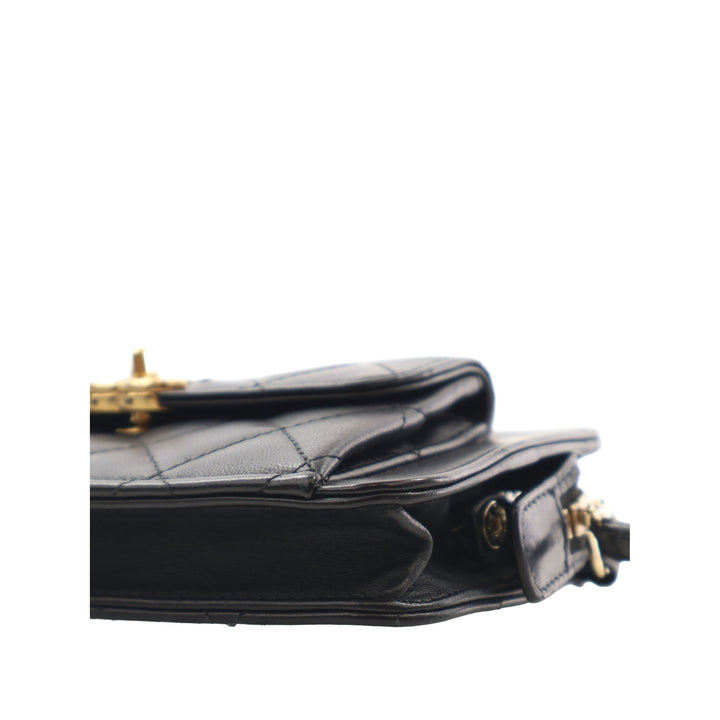 Chanel Pochette Matelassé Poche avant avec chaîne Cuir d'agneau Noir – vue 10 – GABY PARIS