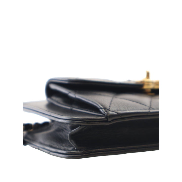 Chanel Pochette Matelassé Poche avant avec chaîne Cuir d'agneau Noir – vue 11 – GABY PARIS