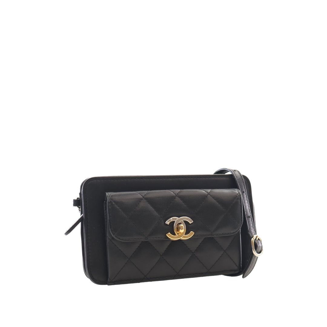 Chanel Pochette Matelassé Poche avant avec chaîne Cuir d'agneau Noir – vue 12 – GABY PARIS