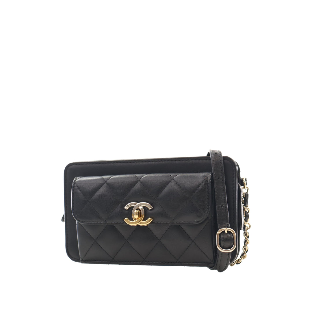 Chanel Pochette Matelassé Poche avant avec chaîne Cuir d'agneau Noir – vue 13 – GABY PARIS