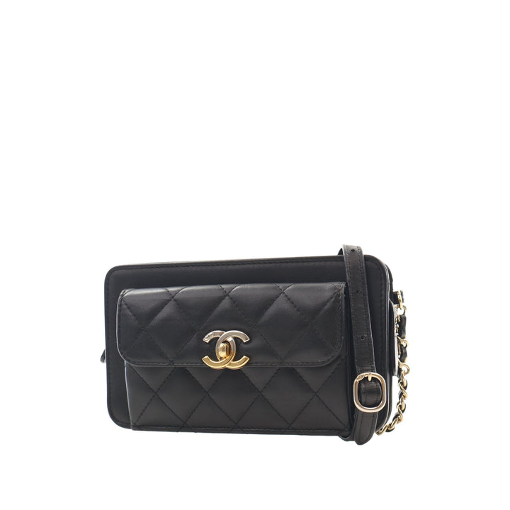 Chanel Pochette Matelassé Poche avant avec chaîne Cuir d'agneau Noir – vue 13 – GABY PARIS