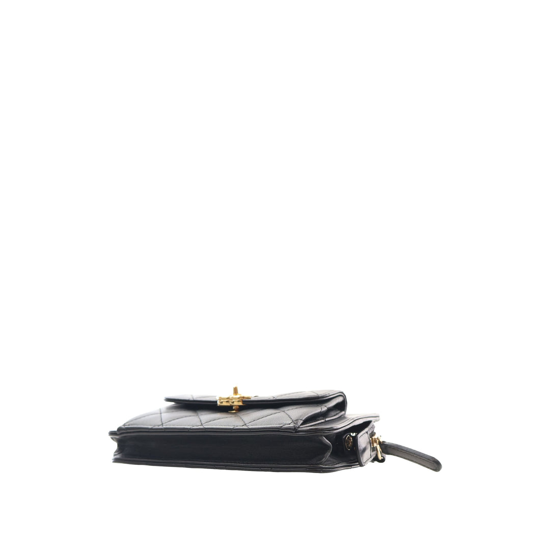 Chanel Pochette Matelassé Poche avant avec chaîne Cuir d'agneau Noir – vue 14 – GABY PARIS