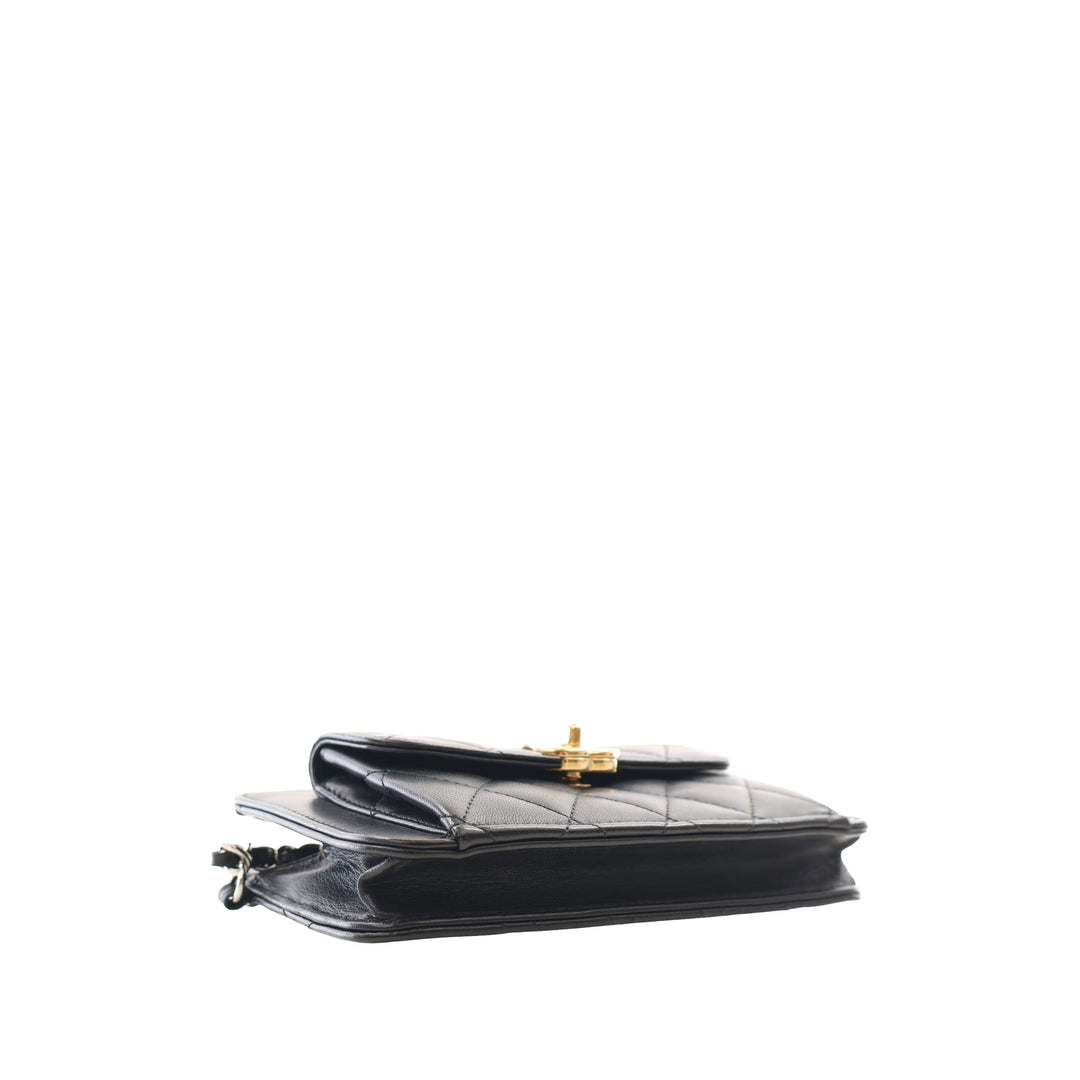 Chanel Pochette Matelassé Poche avant avec chaîne Cuir d'agneau Noir – vue 15 – GABY PARIS