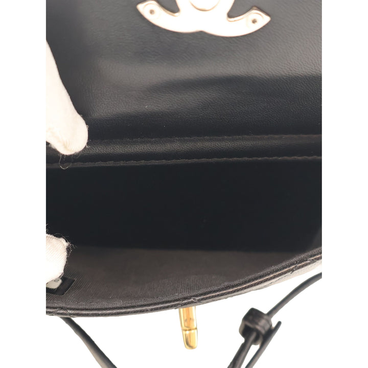 Chanel Pochette Matelassé Poche avant avec chaîne Cuir d'agneau Noir – vue 4 – GABY PARIS