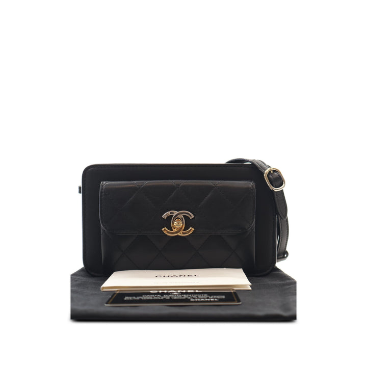 Chanel Pochette Matelassé Poche avant avec chaîne Cuir d'agneau Noir – vue 6 – GABY PARIS