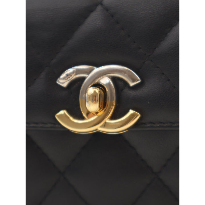 Chanel Pochette Matelassé Poche avant avec chaîne Cuir d'agneau Noir – vue 8 – GABY PARIS