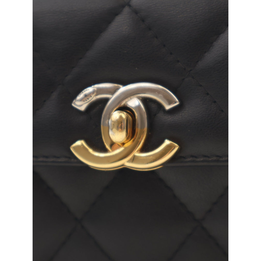 Chanel Pochette CC Matelassé Poche avant avec chaîne Cuir d'agneau Noir – vue 8 – GABY PARIS