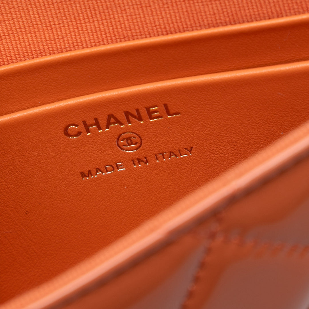 Chanel CC Matelassé Cuir verni anse supérieure Phone Holder avec chaîne