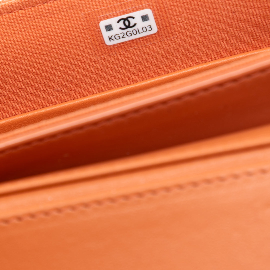 Chanel CC Matelassé Cuir verni anse supérieure Phone Holder avec chaîne