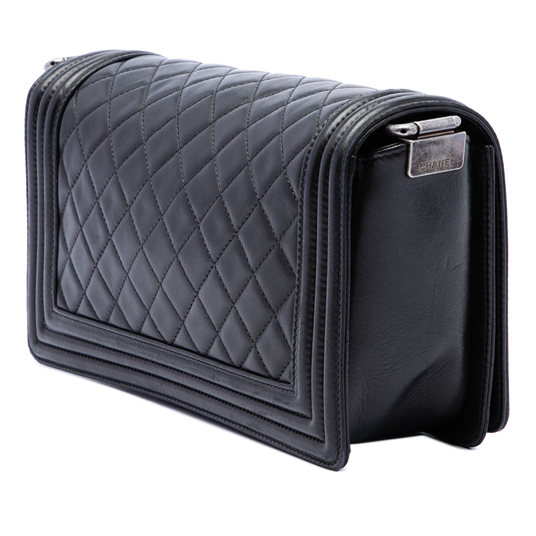 Chanel Matelassé Boy à rabat Moyen Cuir d'agneau Noir