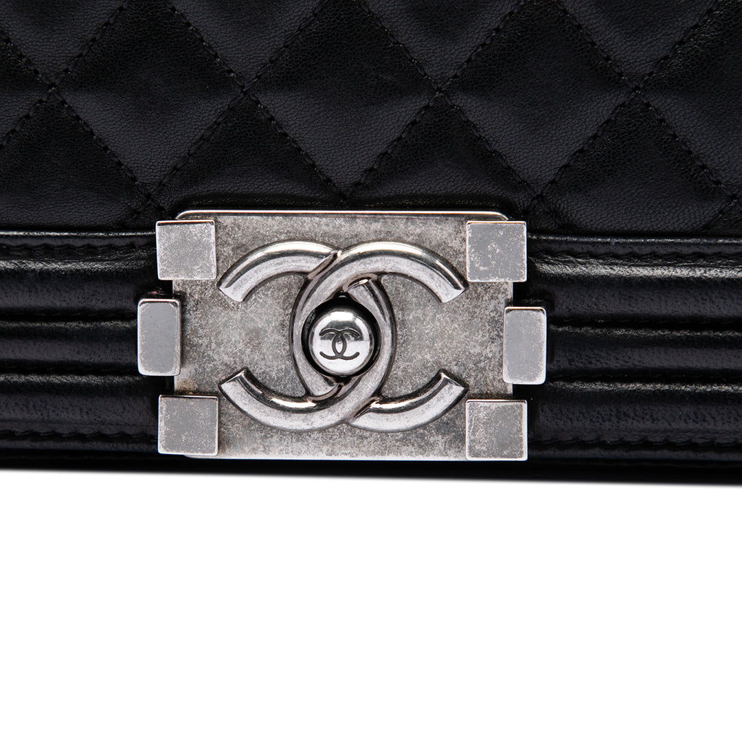 Chanel Matelassé Boy à rabat Moyen Cuir d'agneau Noir