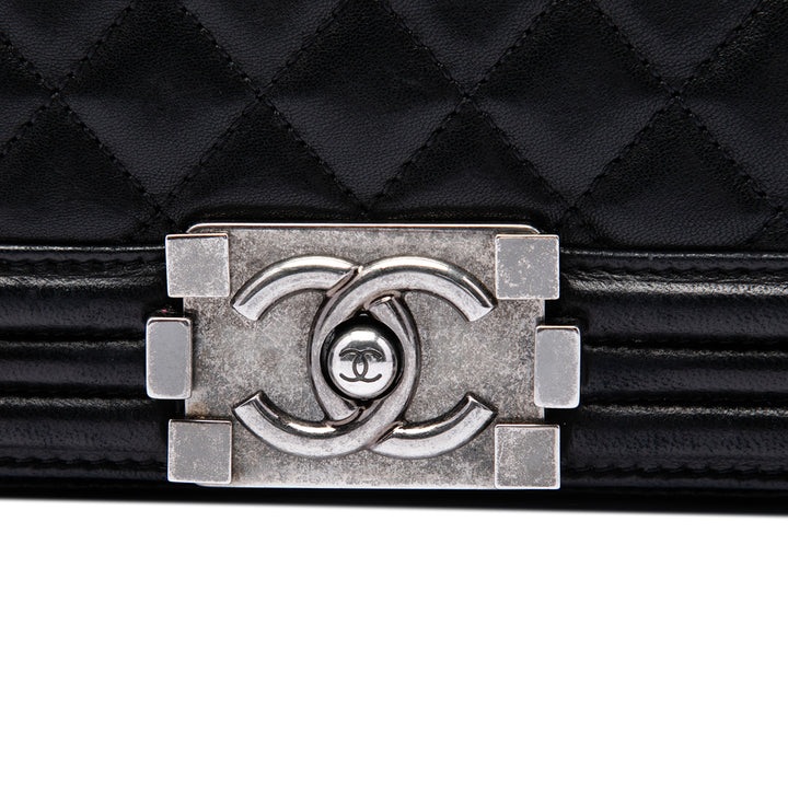 Chanel Matelassé Boy à rabat Moyen Cuir d'agneau Noir
