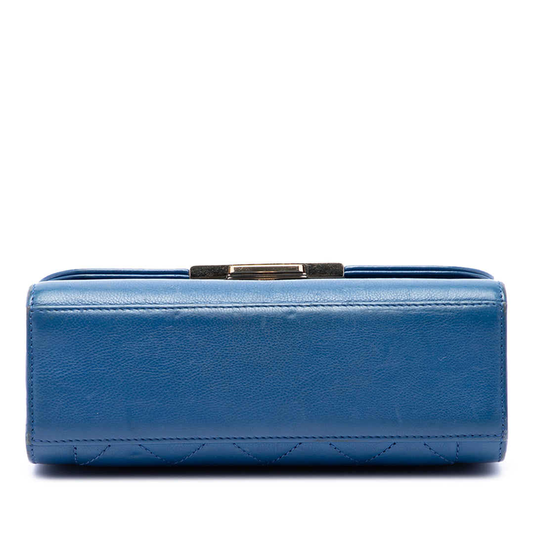 Chanel Matelassé grainé Label Click à rabat Petit Cuir de veau grainé Bleu – vue 3 – GABY PARIS