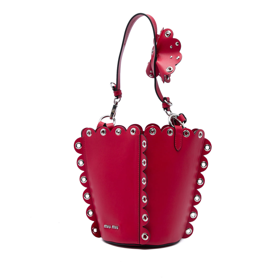 Miu Miu Scalloped Grommet Sac seau Cuir de veau Rouge – vue principale – GABY PARIS