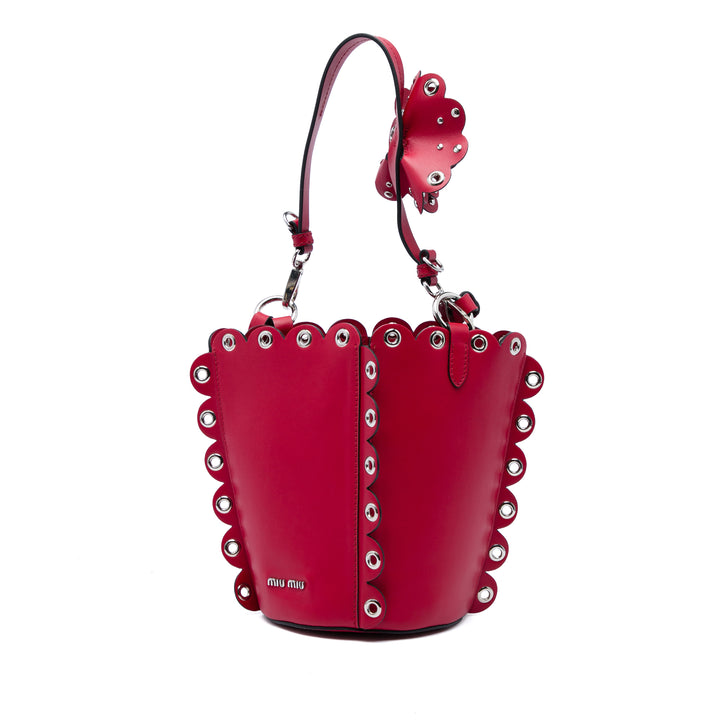 Miu Miu Scalloped Grommet Sac seau Cuir de veau Rouge – vue principale – GABY PARIS