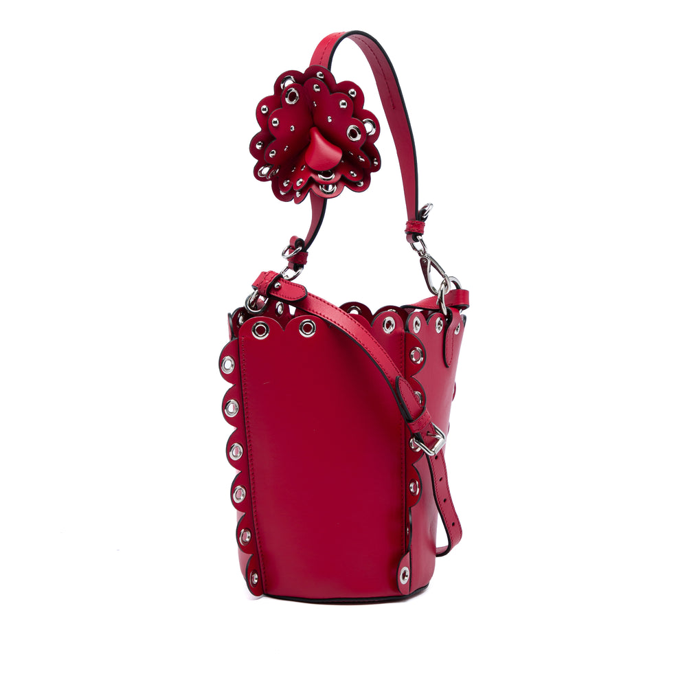 Miu Miu Scalloped Grommet Sac seau Cuir de veau Rouge – vue 2 – GABY PARIS