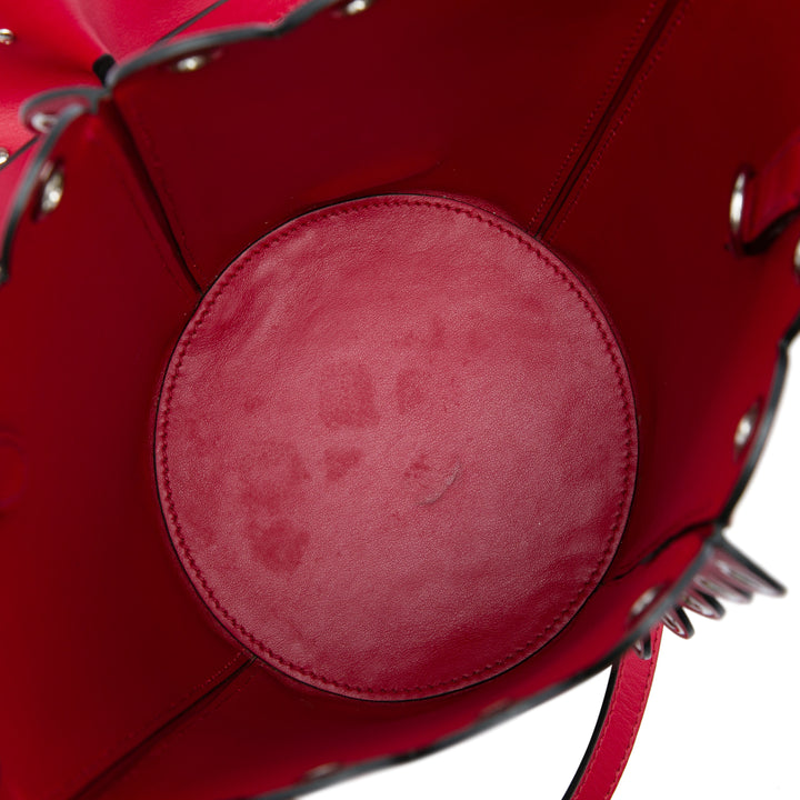 Miu Miu Scalloped Grommet Sac seau Cuir de veau Rouge – vue 4 – GABY PARIS