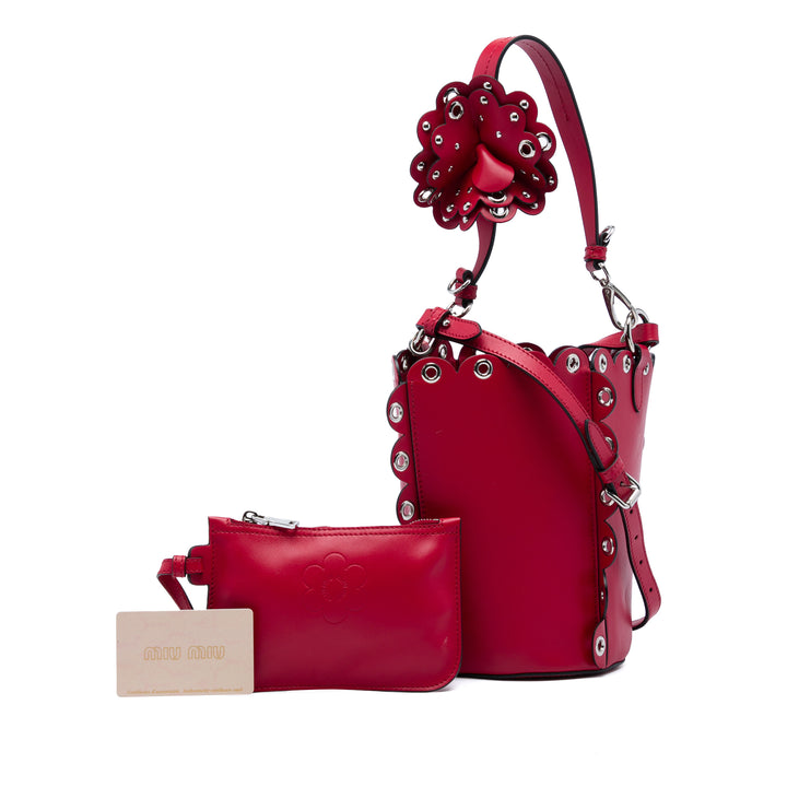 Miu Miu Scalloped Grommet Sac seau Cuir de veau Rouge – vue 6 – GABY PARIS