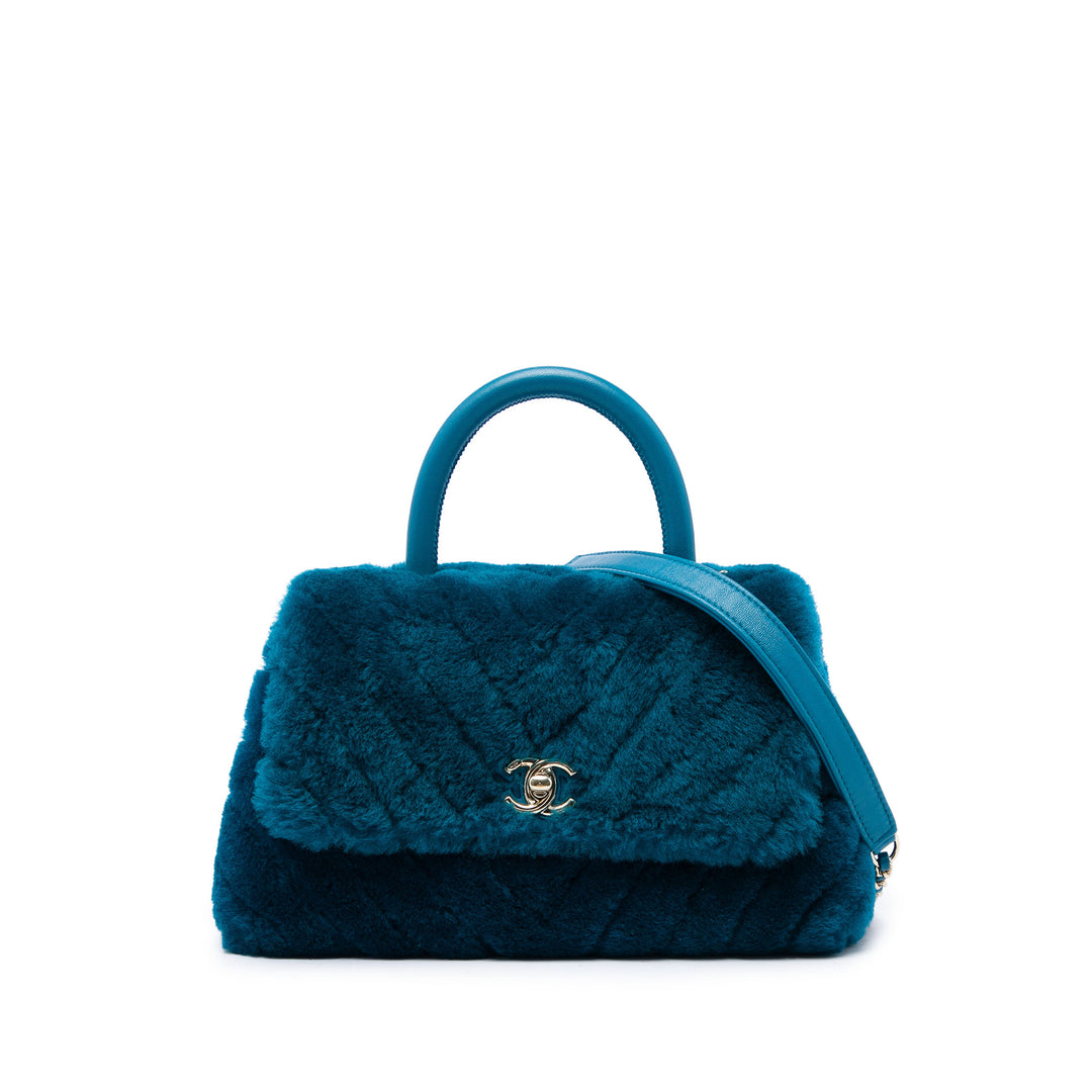 Chanel Sac à main Chevron Shearling Coco à Matière naturelle Mini Bleu – vue principale – GABY PARIS