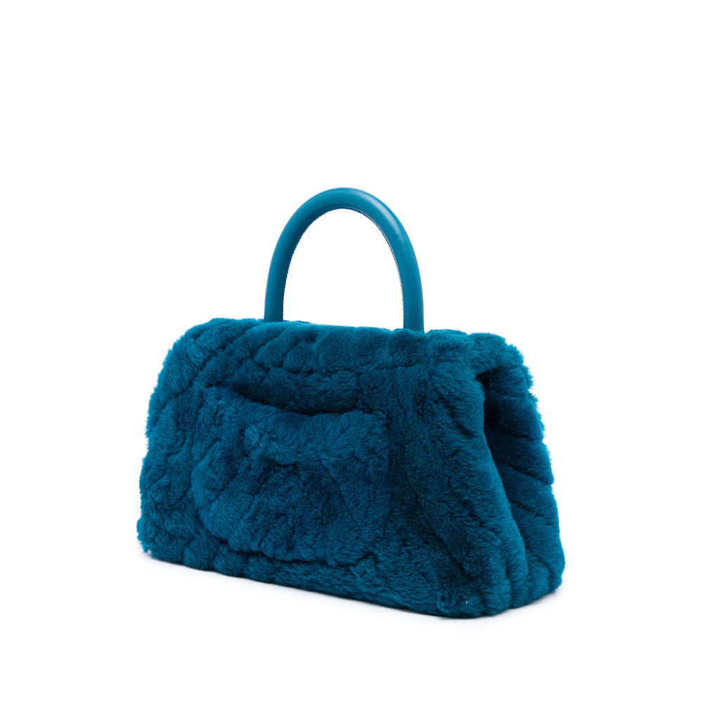 Chanel Sac à main Chevron Shearling Coco à Matière naturelle Mini Bleu – vue 2 – GABY PARIS