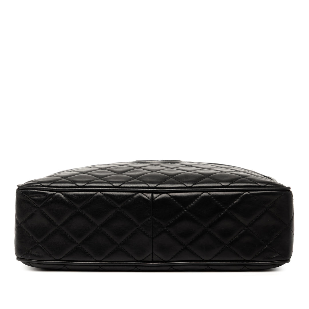Chanel Medium CC Quilted Cuir d’agneau Tassel Sac caméra Noir