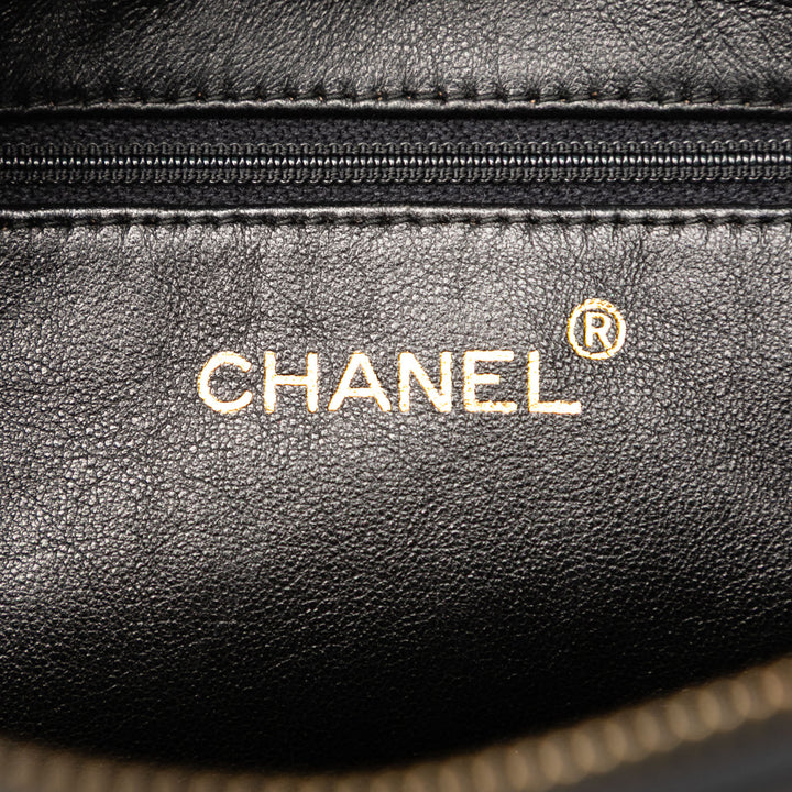 Chanel Medium CC Quilted Cuir d’agneau Tassel Sac caméra Noir