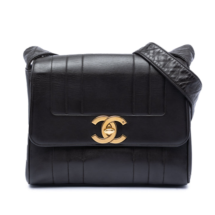 Chanel CC Vertical Quilt Cuir d’agneau à rabat