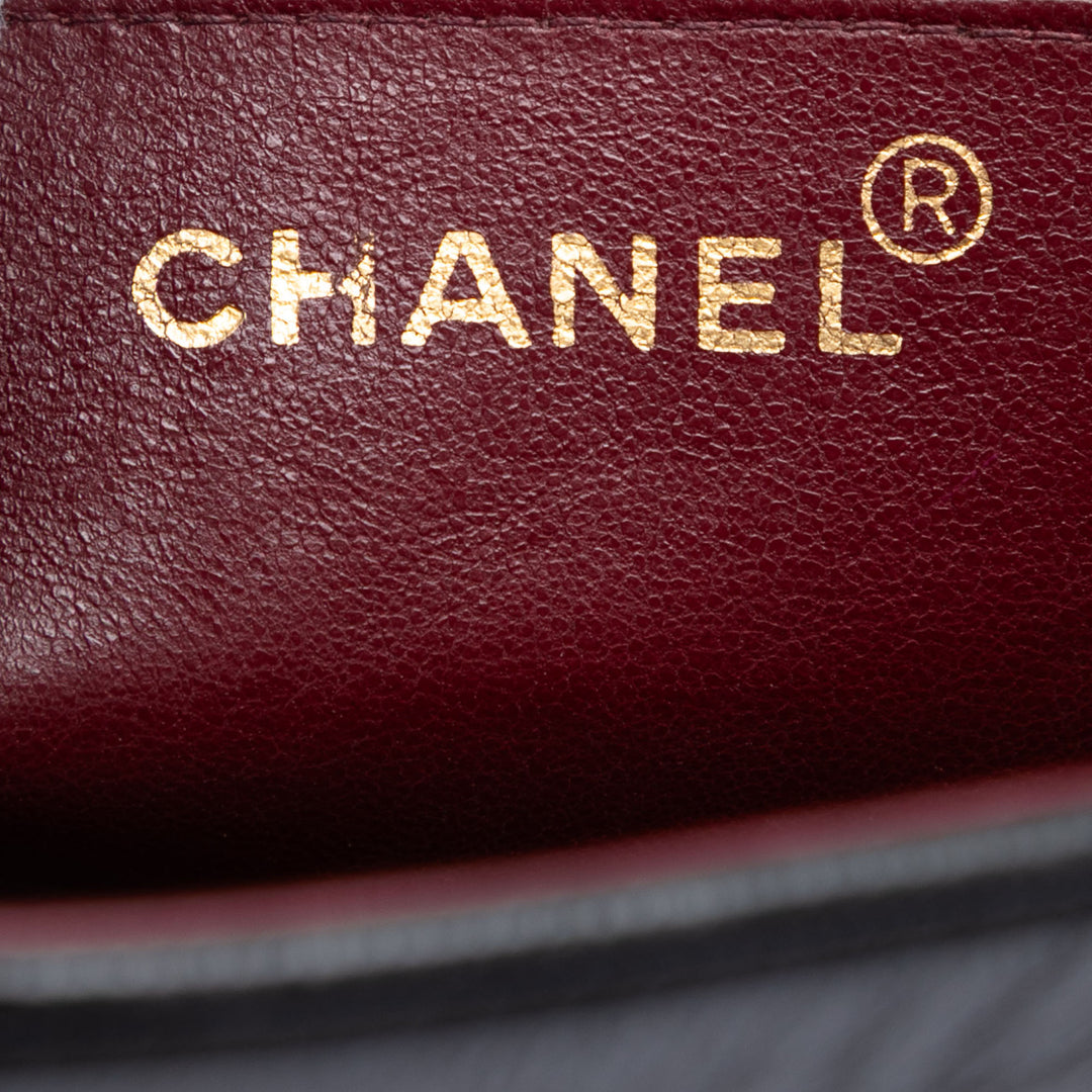 Chanel CC Vertical Quilt Cuir d’agneau à rabat