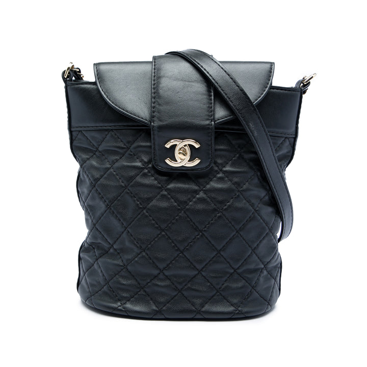 Chanel CC Matelassé Chaîne Sac seau Cuir d'agneau Noir – vue principale – GABY PARIS