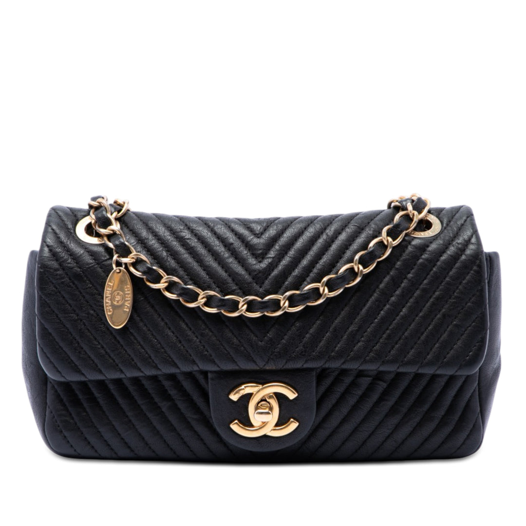 Chanel Small Chevron Wrinkled Cuir de veau Medallion Charm Surpique à rabat