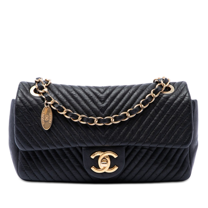 Chanel Small Chevron Wrinkled Cuir de veau Medallion Charm Surpique à rabat