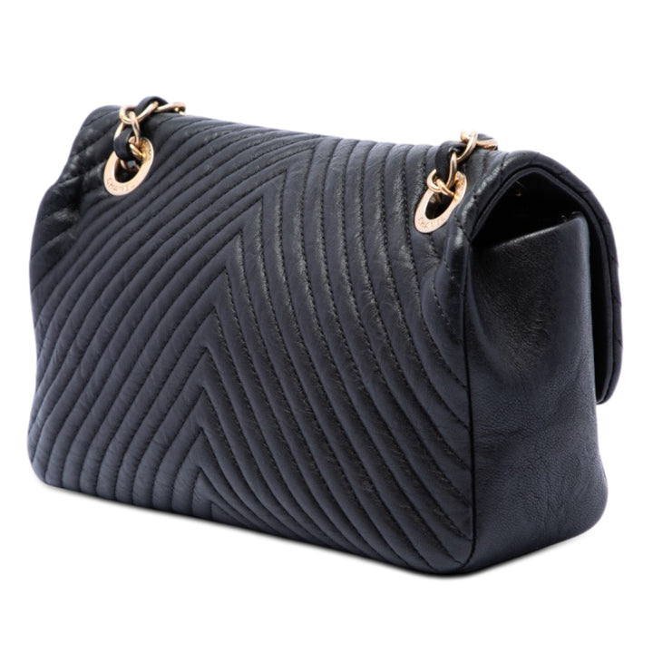 Chanel Small Chevron Wrinkled Cuir de veau Medallion Charm Surpique à rabat