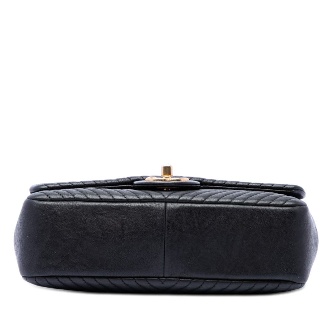 Chanel Small Chevron Wrinkled Cuir de veau Medallion Charm Surpique à rabat