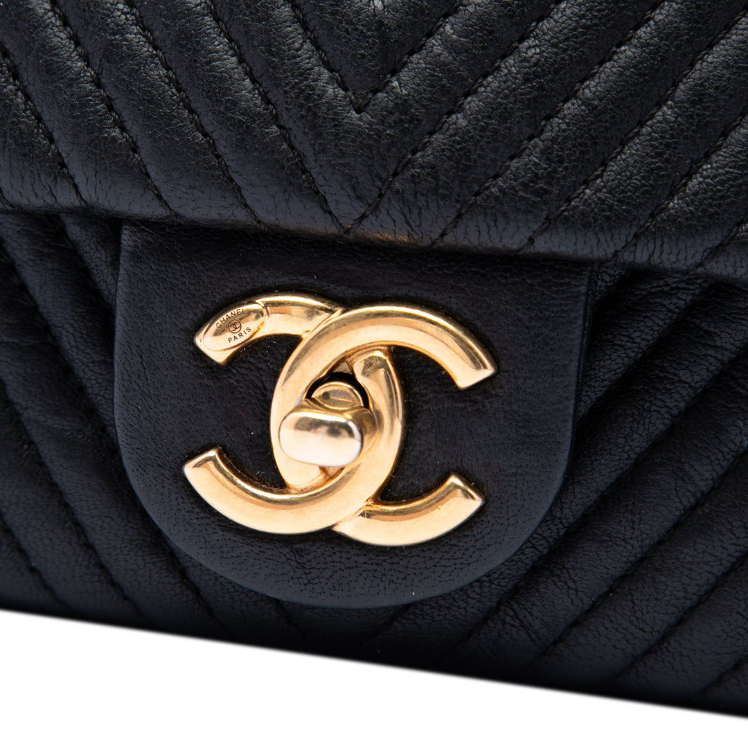 Chanel Small Chevron Wrinkled Cuir de veau Medallion Charm Surpique à rabat