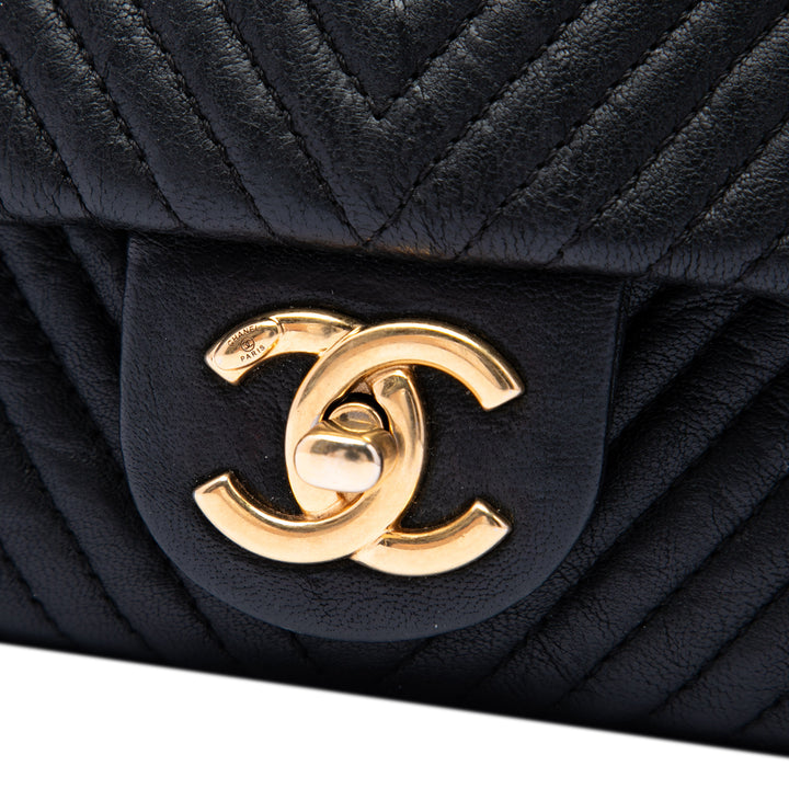 Chanel Small Chevron Wrinkled Cuir de veau Medallion Charm Surpique à rabat