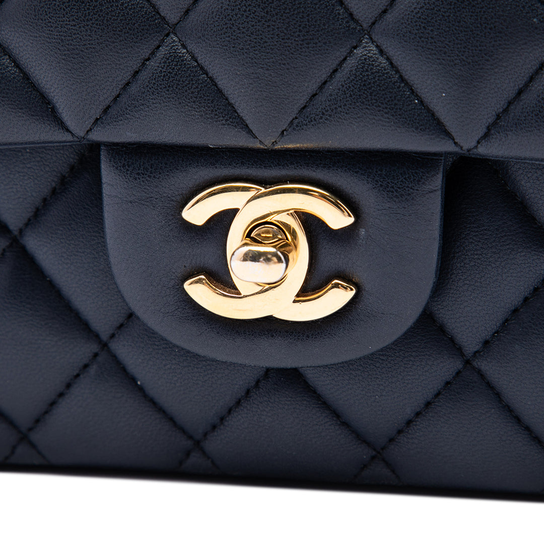Chanel Sac porté épaule Classic Double rabat Moyen Cuir d'agneau Bleu – vue 5 – GABY PARIS