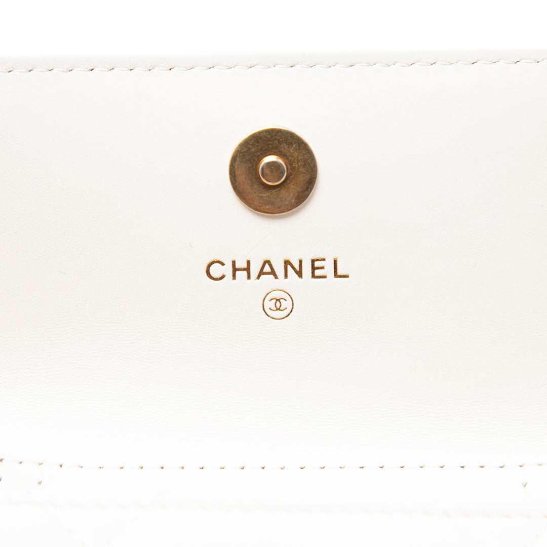 Chanel Matelassé 19 à rabat Porte-monnaie avec chaîne Cuir d'agneau Blanc – vue 5 – GABY PARIS