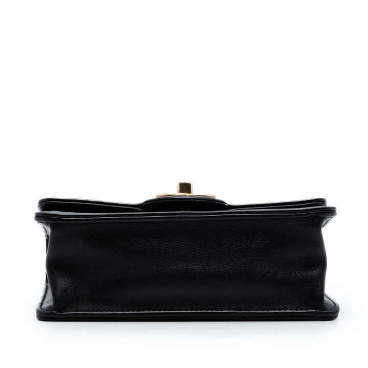 Chanel Mini Square Cuir de veau Coco embossé à rabat