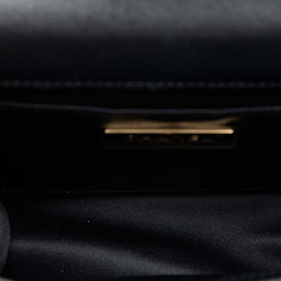 Chanel Mini Square Cuir de veau Coco embossé à rabat